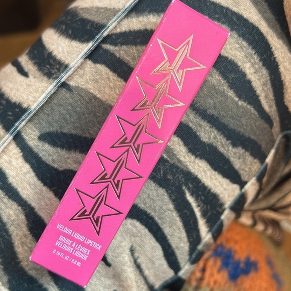 Jeffree Star Velour Liquid Lipstick Poinsettia deep red rare limited new in box - Picture 4 of 6